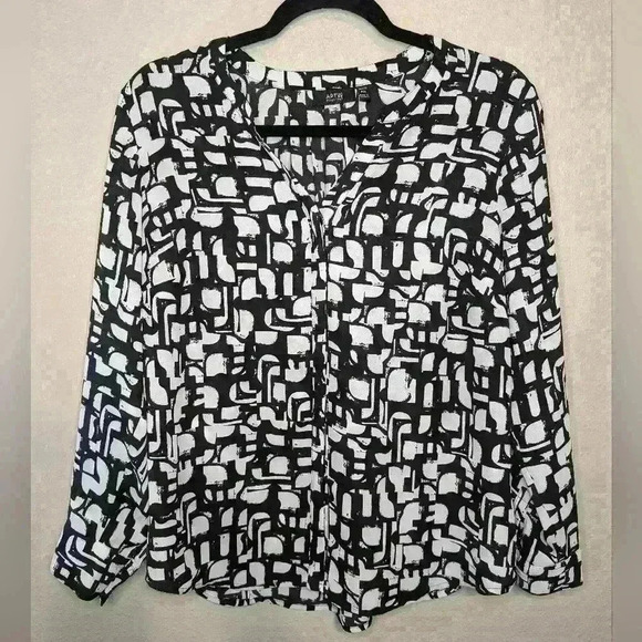 Apt 9 petite medium Poly black & white geometric hidden button business blouse - Picture 8 of 10